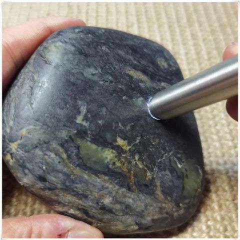 石仓和田玉鉴赏:籽料黄皮白底墨玉青花摆件